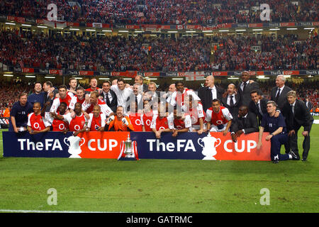 Football - coupe AXA FA - finale - Arsenal / Southampton. L'équipe d'Arsenal célèbre la victoire de la coupe FA Banque D'Images