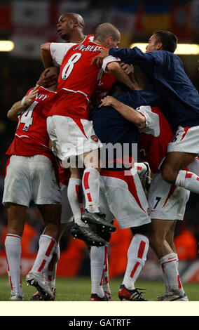 Les coéquipiers d'Arsenal célèbrent la victoire de la FA Cup contre Southampton (Thierry Henry, Sylvain Wiltord, Fredrik Ljungberg et Giovanni van Bronckhorst) Banque D'Images