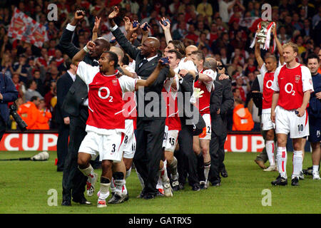 Les joueurs d'Arsenal célèbrent la victoire de la FA Cup après avoir battu Southampton Avec Ashley Cole et Patrick Vieira à la tête des célébrations comme Dennis Bergkamp regarde sur (r) Banque D'Images