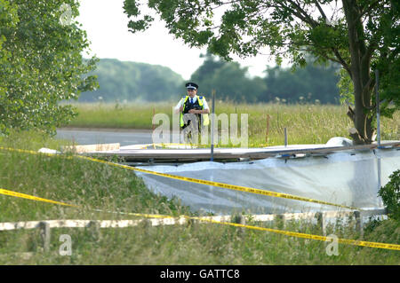 Un policier garde la place près d'East Cowick, dans le Yorkshire de l'est, où un corps a été trouvé. Banque D'Images