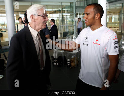 Lewis Hamilton discute avec Tommy Entwhistle, 87 ans, de Preston, qui est le plus ancien titulaire d'une MSA Liecence lors du lancement de Go Motorsport au McLaren Technology Center, Woking . Banque D'Images