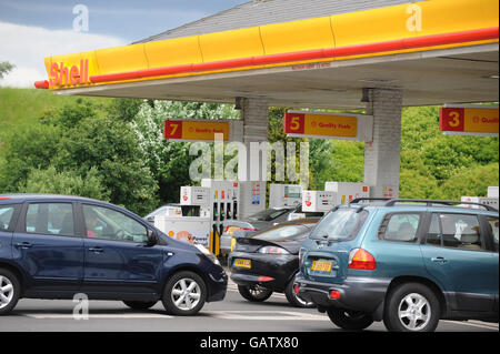 Les gens font la queue dans une station-service Shell à Newcastle, alors que des pourparlers de dernière minute ont commencé aujourd'hui pour éviter une grève du carburant, alors que 500 chauffeurs de camions-citernes se préparent à une sortie de quatre jours. Banque D'Images