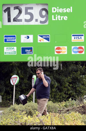 Un homme arrive pour remplir une bonde d'essence dans une station-service d'Aintree, à Merseyside, alors que des pourparlers de dernière minute ont commencé aujourd'hui pour éviter une grève des carburants, alors que 500 chauffeurs de camions-citernes se préparent à une sortie de quatre jours. Banque D'Images