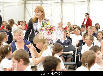 La duchesse de York rencontre aujourd'hui des écoliers tout en visitant un pique-nique d'écoles à East Park dans la ville de Hull. Elle a également passé du temps avec la famille Sargerson, qu'elle a rencontré pour la première fois tout en faisant son documentaire télévisé sur la saine alimentation, la Duchesse à Hull. Banque D'Images