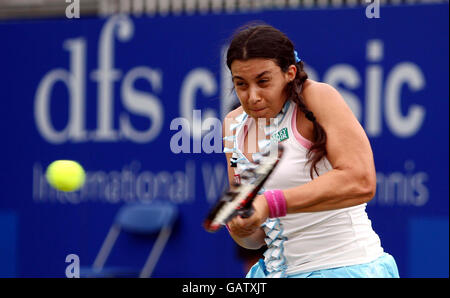 Marion Bartoli, de France, retourne une balle de Petra Cetkovska, de République tchèque, lors de la Classique DFS au Club du Prieuré d'Edgbaston, dans le Warwickshire. Banque D'Images