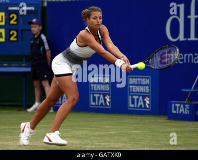 Petra Cetkovska, en République tchèque, revient à Marion Bartoli, en France, lors du DFS Classic au Edgbaston Priory Club, dans le Warwickshire. Banque D'Images