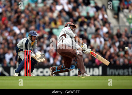 Cricket - Twenty20 Cup 2008 - Division Sud - Surrey Brown Caps v Kent Spitfires - The Brit Oval. Scott Newman de Surrey Brown Caps est pris pour 48 Banque D'Images