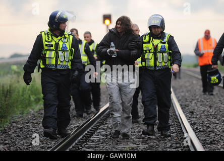 La police a mené les manifestants contre le climat après avoir embarqué dans un train à charbon à quelques kilomètres au sud de la centrale électrique de Drax dans le North Yorkshire. Banque D'Images