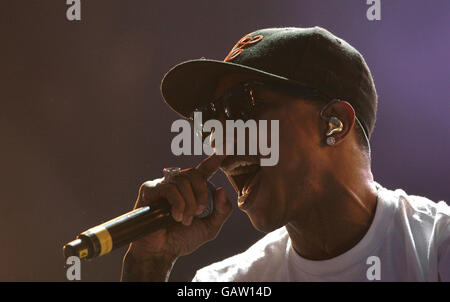 Pharrell Williams de NERD se présentant sur la scène principale au Festival de l'île de Wight 2008 au parc Seaclose sur l'île de Wight. Banque D'Images