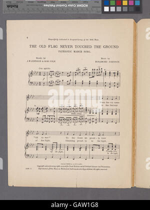 « Le vieux drapeau n'a jamais touché le sol » suggère la résilience, l'honneur et la fierté durable. Cette expression pourrait représenter un moment historique ou un symbole de fierté nationale et de sacrifice, surtout en temps d'adversité ou de guerre. Banque D'Images