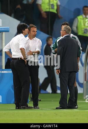 Football - Championnat d'Europe de l'UEFA 2008 - Groupe B - Autriche / Allemagne - Stade Ernst Happel.L'entraîneur allemand Joachim Low (l) et l'entraîneur autrichien Josef Hickersberger sont tous deux envoyés aux stands Banque D'Images