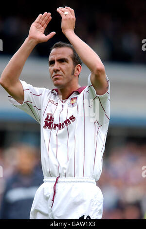 Football - FA Barclaycard Premiership - Birmingham City v West Ham United.Paolo Di Canio de West Ham United applaudit les fans après le coup de sifflet final Banque D'Images