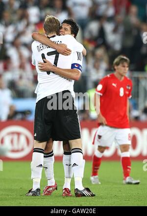 Michael Ballack en Allemagne célèbre avec son coéquipier Per Mertesacker après le dernier coup de sifflet alors que Christoph Leitgeb (r) en Autriche est abattu Banque D'Images