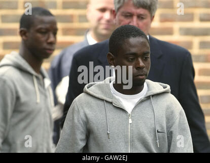 Les footballeurs de Southampton Nathan Dyer (devant) et Bradley Wright-Phillips (à gauche) quittent le poste de police central de Portsmouth où ils ont été accusés de cambriolage, après que des objets auraient été volés à une staffroom dans une boîte de nuit de Portsmouth. Banque D'Images