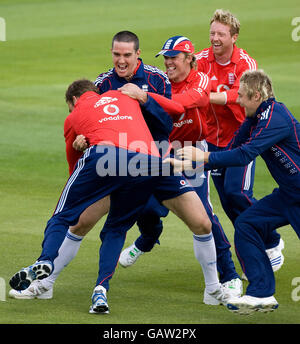 Kevin Pietersen, Graeme Swann, Paul Collingwood et Luke Wright s'attaquent à l'entraîneur de fielding Richard Hasall pendant la session de filets au terrain du comté, Edgbaston. Banque D'Images