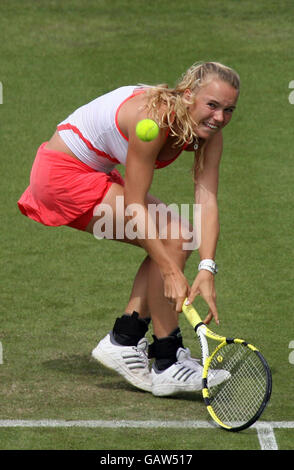 Caroline Wozniacki en route pour battre la première graine Svetlana Kuznetsova pendant l'International Women's Open 2008, Devonshire Park, Eastbourne. Banque D'Images