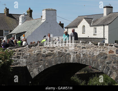 Le Prince de Galles et la duchesse de Cornwall dans le village d'Aberdaron le deuxième jour de leur visite d'été annuel au Pays de Galles. Banque D'Images