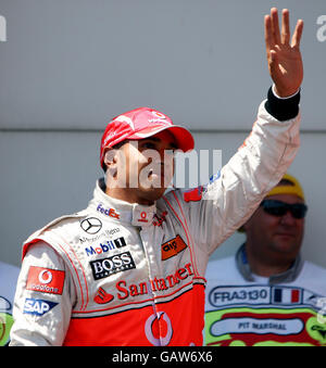 Vodafone McLaren Mercedes Lewis Hamilton reconnaît la foule après avoir été troisième plus rapide dans la session de qualification à Magny-cours, Nevers, France. Banque D'Images