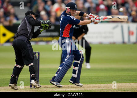 Ian Bell, en Angleterre, est regardé par le gardien de cricket de Nouvelle-Zélande Gareth Hopkins lors de la NatWest Series One Day International au County Ground, Bristol. Banque D'Images