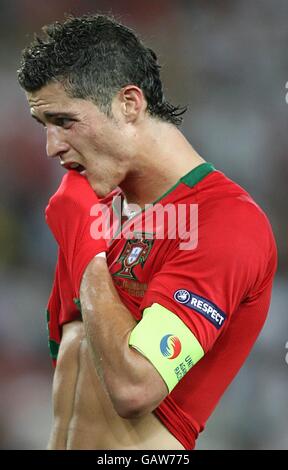 Football - Championnat d'Europe de l'UEFA 2008 - quart de finale - Portugal / Allemagne - St Jakob-Park.Le Portugal Cristiano Ronaldo est abattu après le coup de sifflet final Banque D'Images