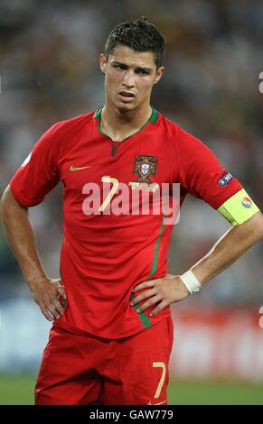 Le Portugal Cristiano Ronaldo est abattu après le coup de sifflet final Banque D'Images