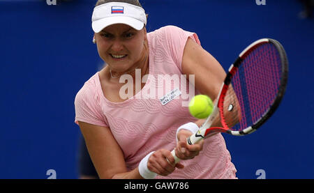 Nadia Petrova, en Russie, joue à Agnieszka Radwanska, en Pologne, lors de la finale de l'International Women's Open 2008, Devonshire Park, Eastbourne. Banque D'Images