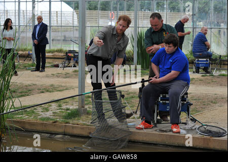 Le prince Harry en visite au Nord Ouest, un lieu de pêche à la ligne à Wigan qui aide à améliorer l'employabilité et les possibilités d'éducation des jeunes défavorisés, alors qu'il continue à promouvoir le sport comme moyen de développement social. Banque D'Images