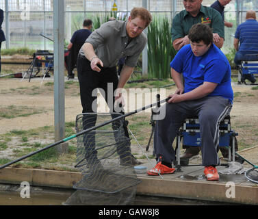 Le prince Harry en visite au Nord Ouest, un lieu de pêche à la ligne à Wigan qui aide à améliorer l'employabilité et les possibilités d'éducation des jeunes défavorisés, alors qu'il continue à promouvoir le sport comme moyen de développement social. Banque D'Images