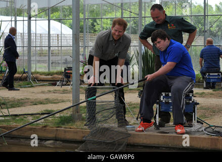 Le prince Harry en visite au Nord Ouest, un lieu de pêche à la ligne à Wigan qui aide à améliorer l'employabilité et les possibilités d'éducation des jeunes défavorisés, alors qu'il continue à promouvoir le sport comme moyen de développement social. Banque D'Images