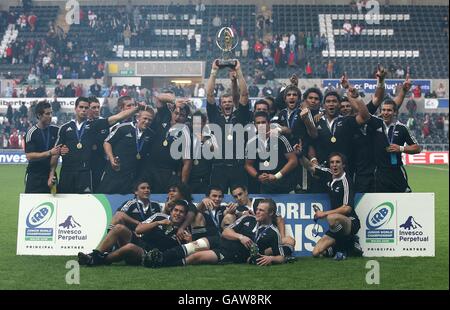 Les joueurs de la Nouvelle-Zélande célèbrent la victoire du championnat du monde junior de l'IRB Contre l'Angleterre Banque D'Images