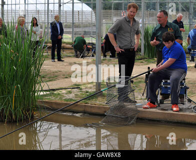 Le prince Harry en visite au Nord Ouest, un lieu de pêche à la ligne à Wigan qui aide à améliorer l'employabilité et les possibilités d'éducation des jeunes défavorisés, alors qu'il continue à promouvoir le sport comme moyen de développement social. Banque D'Images