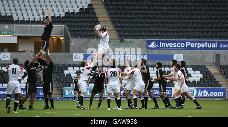 Les joueurs de la Nouvelle-Zélande et de l'Angleterre s'affrontent pendant le Match final du championnat du monde junior de l'IRB Banque D'Images