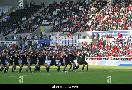 Les joueurs de la Nouvelle-Zélande exécutent leur haka avant le Junior IRB Finale du Championnat du monde contre l'Angleterre Banque D'Images