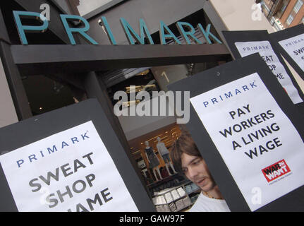 Les manifestants de l'association caritative War on veulent faire une démonstration contre les salaires et les conditions médiocres du détaillant pour les travailleurs du vêtement devant un magasin Primark à Oxford Street, Londres. Banque D'Images