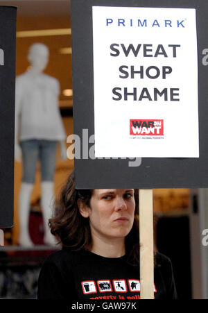 Les manifestants de l'association caritative War on veulent faire une démonstration contre les salaires et les conditions médiocres du détaillant pour les travailleurs du vêtement devant un magasin Primark à Oxford Street, Londres. Banque D'Images