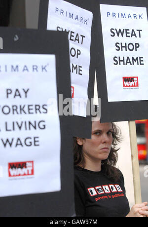 Les manifestants de l'association caritative War on veulent faire une démonstration contre les salaires et les conditions médiocres du détaillant pour les travailleurs du vêtement devant un magasin Primark à Oxford Street, Londres. Banque D'Images