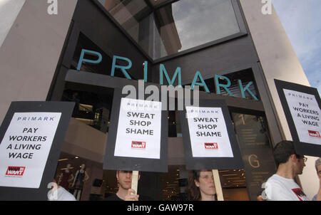 Les manifestants de l'association caritative War on veulent faire une démonstration contre les salaires et les conditions médiocres du détaillant pour les travailleurs du vêtement devant un magasin Primark à Oxford Street, Londres. Banque D'Images