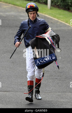 Courses hippiques - Réunion Royal Ascot 2008 - première journée - Hippodrome d'Ascot.Jockey Johnny Murtagh avec selle à la main fait son chemin à la pesée dans la chambre Banque D'Images