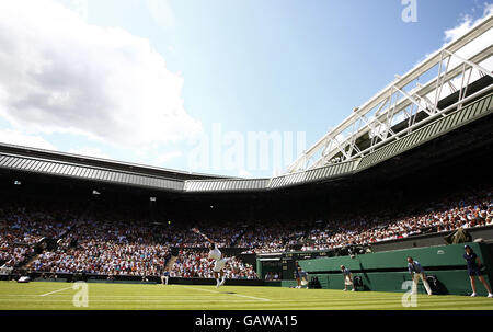 Une vue générale de Roger Federer en Suisse en action sur Center court pendant les championnats de Wimbledon 2008 au All England tennis Club de Wimbledon. Banque D'Images