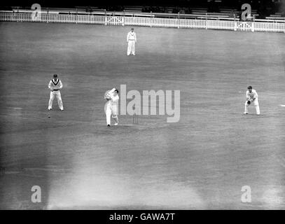 Messieurs Martin Donnelly (c) conduit, regardé par le gardien de bicketkeeper Godfrey Evans (r) Banque D'Images