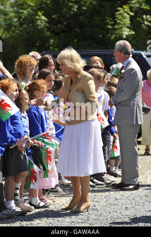 Le prince de Galles et la duchesse de Cornwall rencontrent des enfants de l'école Solva lors de leur visite à Solva Woolen Mill, Solva, pays de Galles. Banque D'Images