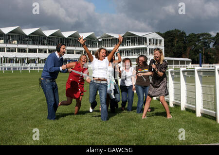 Johnny Vaughan (à gauche) et Denise Van Outen (à droite), présentateurs de la radio de la capitale, qui doivent commencer la première course de la journée des dames à l'hippodrome d'Ascot, dans le Berkshire. Banque D'Images