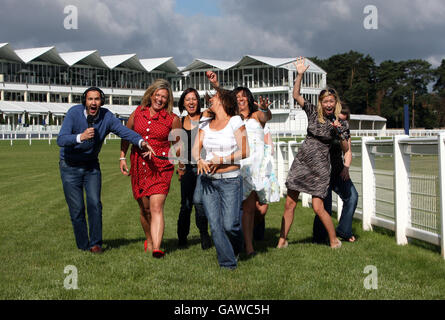 Johnny Vaughan (à gauche) et Denise Van Outen (à droite), présentateurs de la radio de la capitale, qui doivent commencer la première course de la journée des dames à l'hippodrome d'Ascot, dans le Berkshire. Banque D'Images