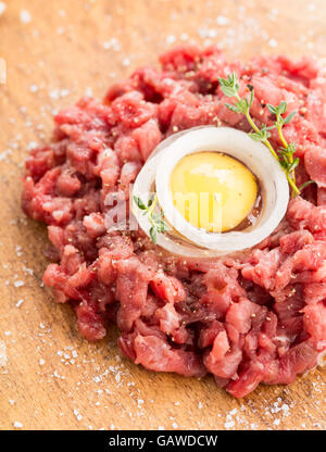 Close up d'un tartare de boeuf cru avec un oeuf de caille en son centre Banque D'Images