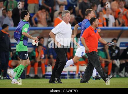 L'entraîneur russe Guus Hiddink (au centre) court sur le terrain pour célébrer la victoire, au coup de sifflet final. Banque D'Images