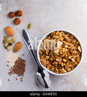 Granola maison nutritifs riches en noix et graines Banque D'Images