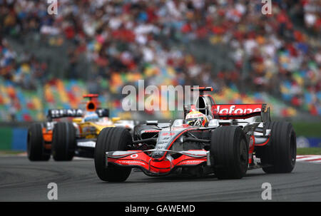 Course automobile Formula One - Grand Prix de France - course - Magny cours.Lewis Hamilton de McLaren s'éloigne de l'ancien coéquipier Fernando Alonso dans la Renault lors du Grand Prix à Magny-cours, Nevers, France. Banque D'Images