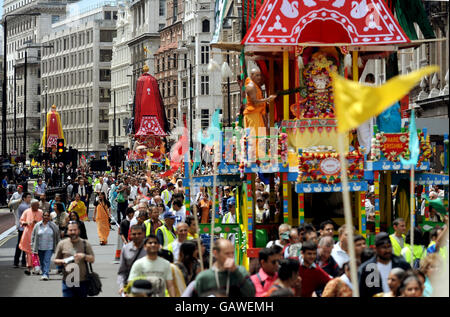 Trois chars en bois de 40 pieds de haut sont tirés à la main le long de Piccadilly de Hyde Park à Trafalgar Square, Londres, pour le 40ème Festival de Chariots de Londres. Banque D'Images