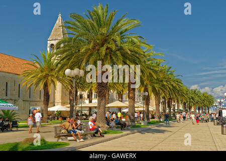 Promenade au bord de l'eau de la ville de Trogir, près de Split en Croatie. Banque D'Images