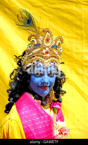 Un adorateur participe au 40ème festival Rathayatra à Londres, où trois chars en bois de 40 mètres de haut aux couleurs vives sont tirés à la main de Hyde Park à Trafalgar Square. Banque D'Images